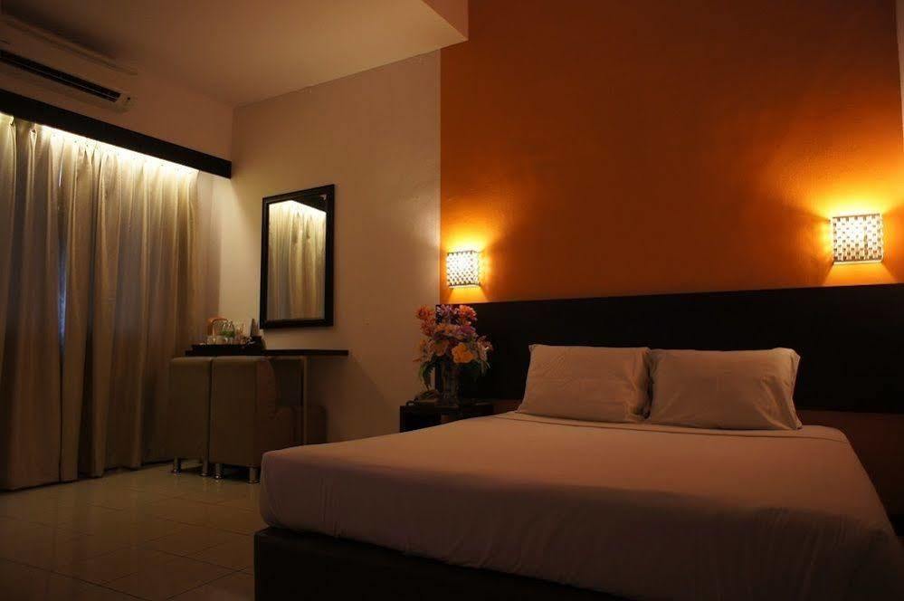 Meldrum Hotel Johor Bahru Bagian luar foto